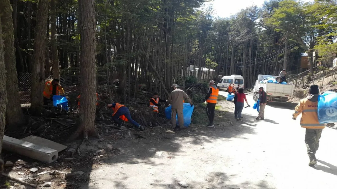 Operativo de limpieza en el barrio Dos Banderas