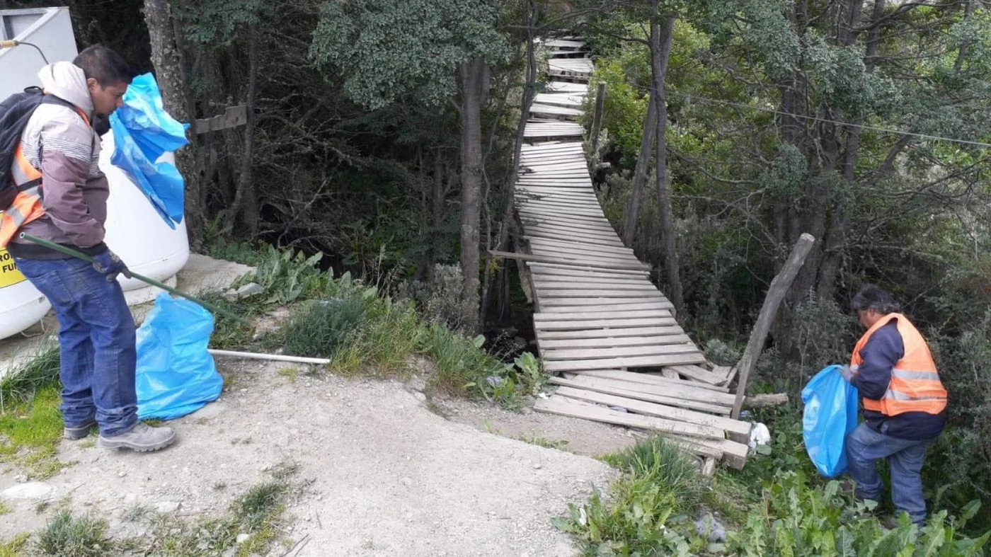 Municipio de Ushuaia realizó una jornada de limpieza del arroyo cercano a la calle Isla Redonda.