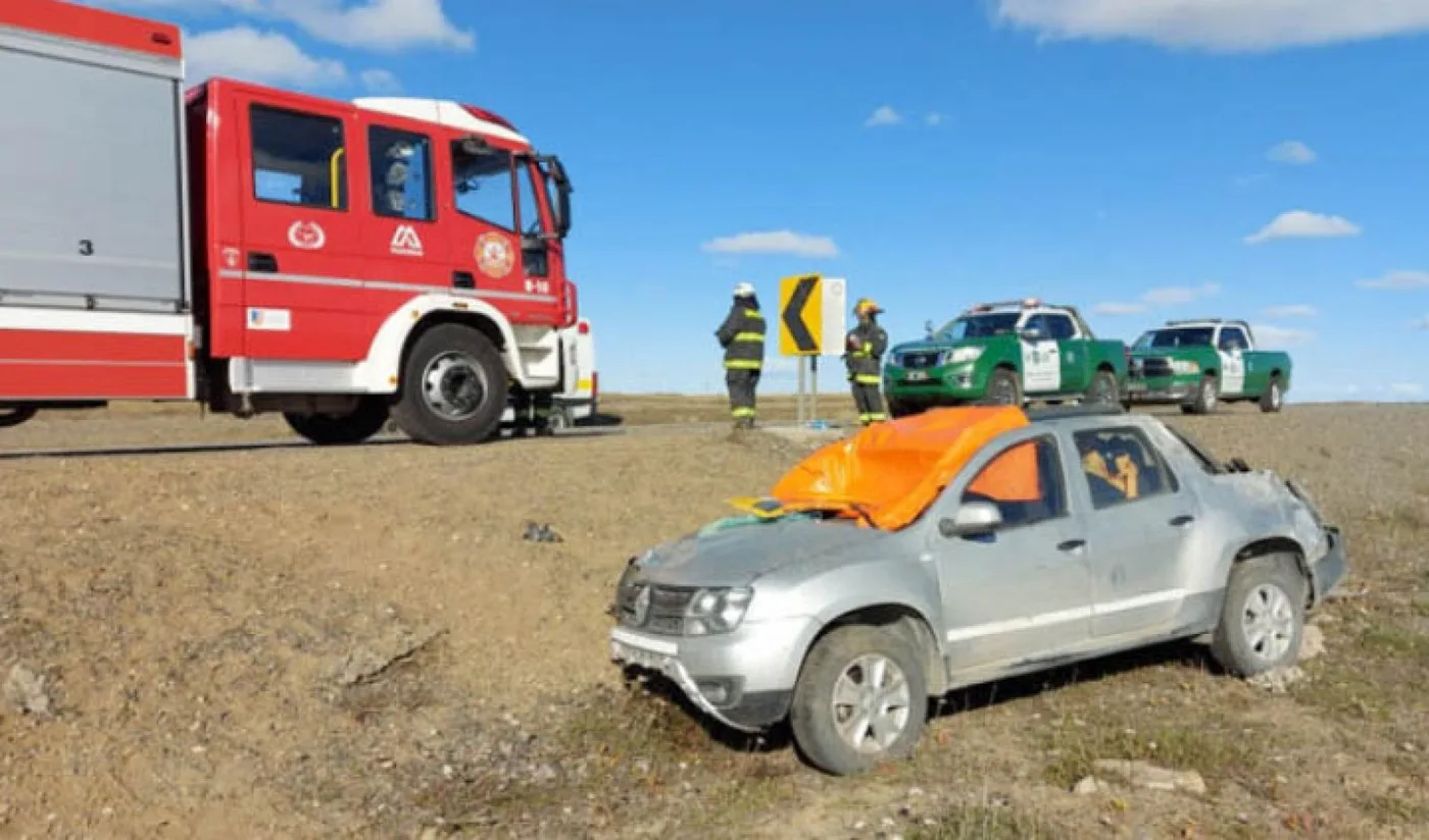 En la camioneta viajaba la persona que perdió la vida. (Foto: La prensa Austral).