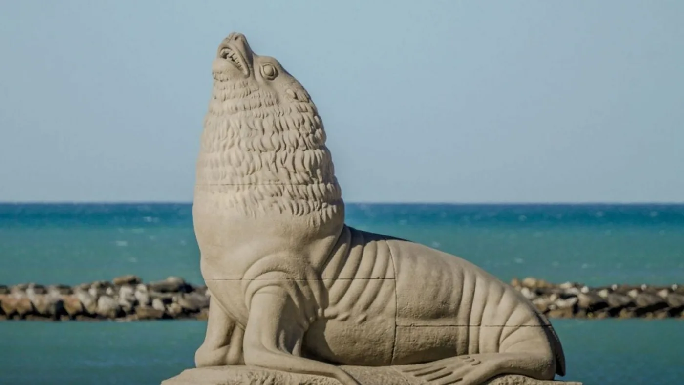 Monumento al Lobo Marino es una estatua ubicada en Mar del Plata, Argentina.