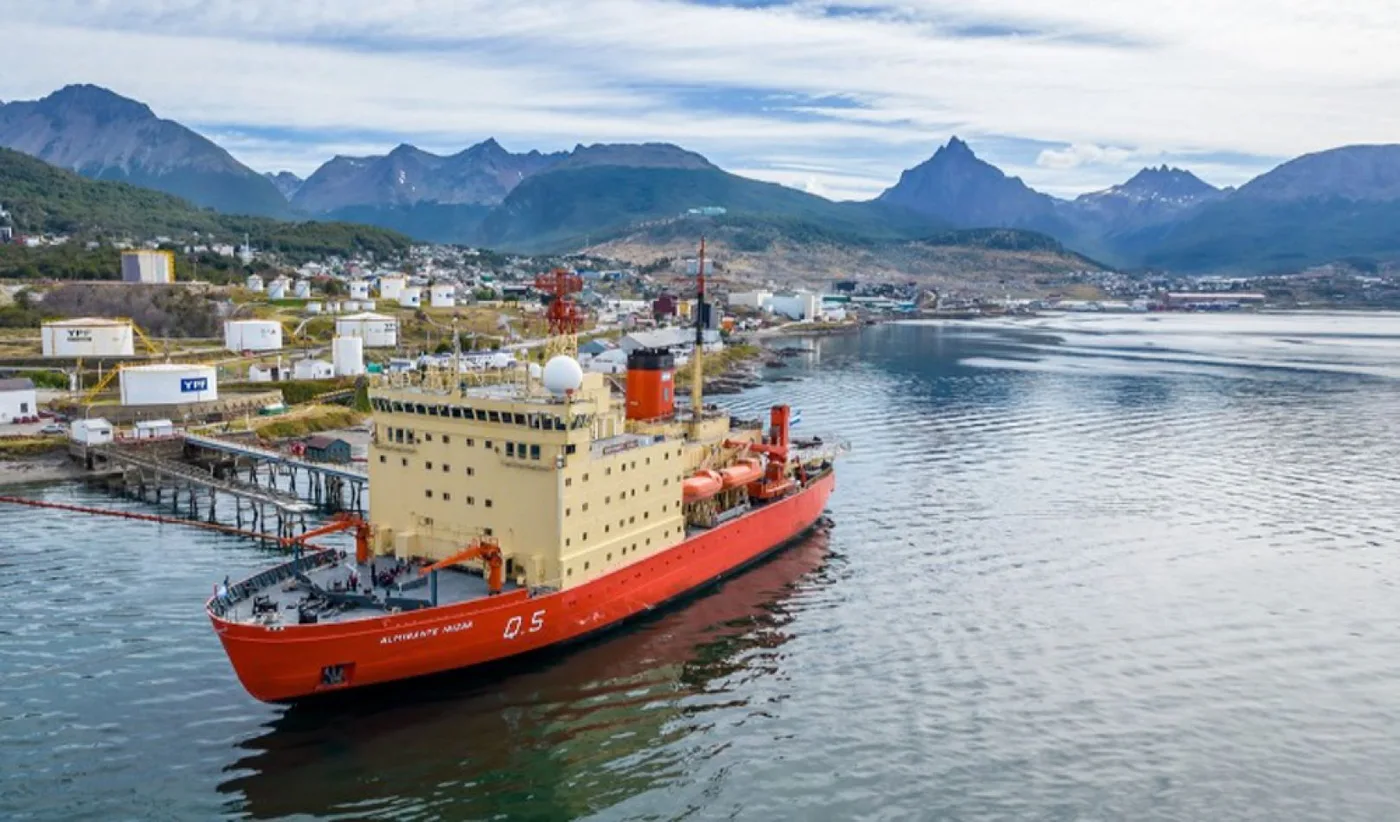 El ARA Almirante Irizar partirá desde Ushuaia hacia el continente antártico. Foto: Télam.