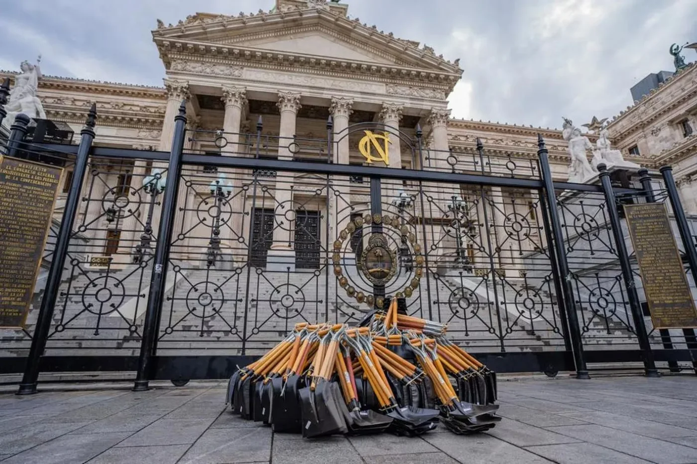 Un empresario envió 256 palas al Congreso de la Nación