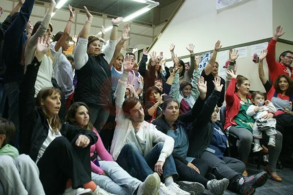 Momento en que los docentes votan la concreción de una medida de fuerza.
