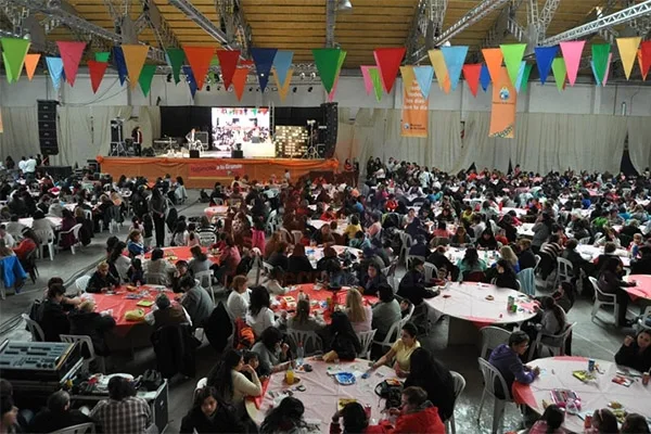 El gimnasio del Colegio Don Bosco, colmado al inicio del tradicional evento.