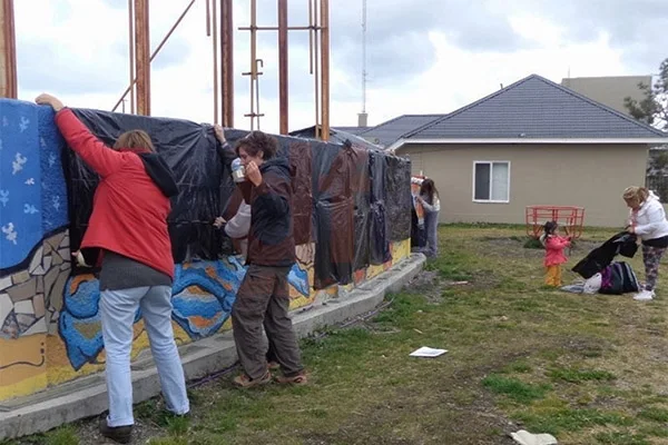 Las artistas al momento de tapar sus obras, como medida de protesta.