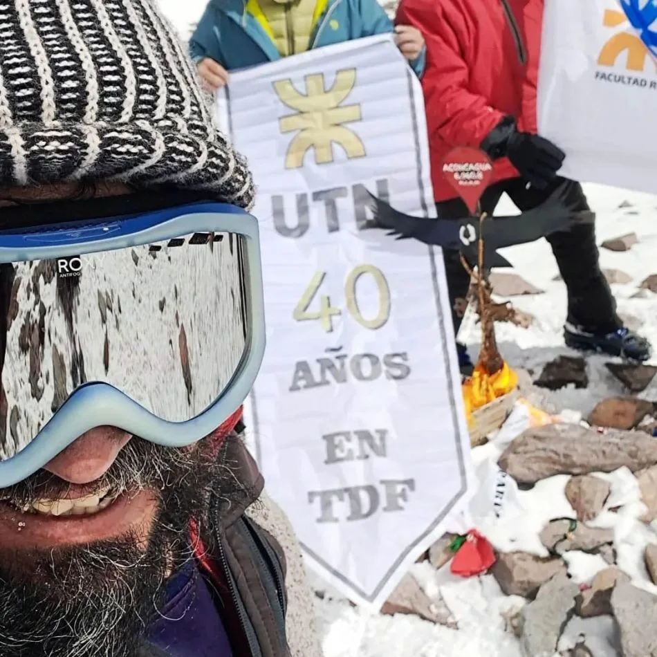 Diplomatura Universitaria en Trekking llevó la bandera de la UTN Regional Tierra del Fuego  al sitio más alto de América.