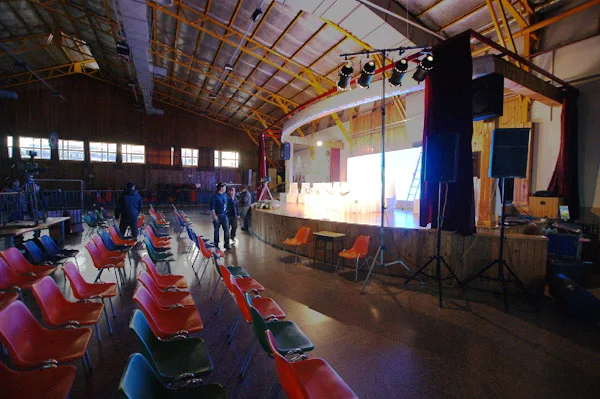 El escenario, montado en el gimnasio del Colegio María Auxiliadora.