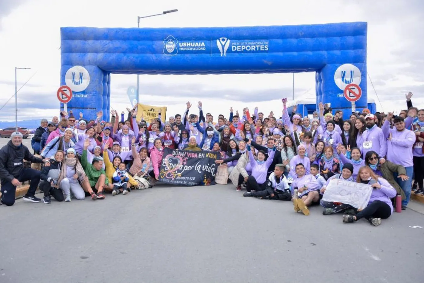 Más de 300 vecinos participaron de la carrera "Corremos por ellas, por nosotras, por todas".