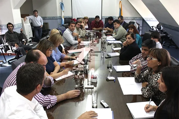 Al frete, los legisladores; al fondo de la mesa, los representantes del SUTEF.