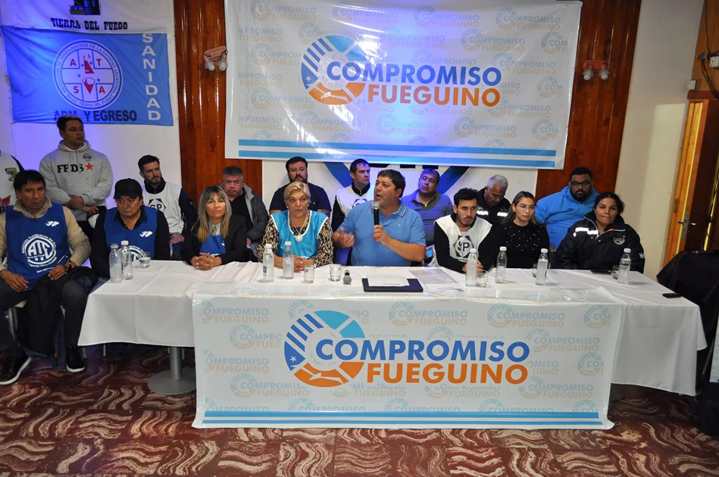 Compromiso Fueguino presentó a sus candidatos ante un Club Social San Martín colmado.