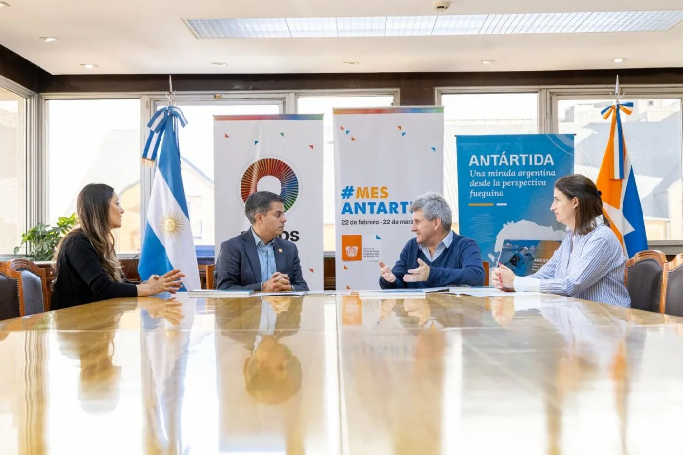 Declaran de interés estratégico al libro " Antártida, una mirada argentina desde la perspectiva fueguina".