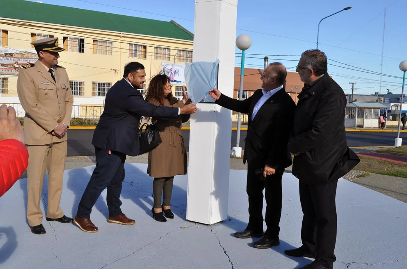 Los rotarios riograndenses descubrieron una placa por el 30° aniversario.