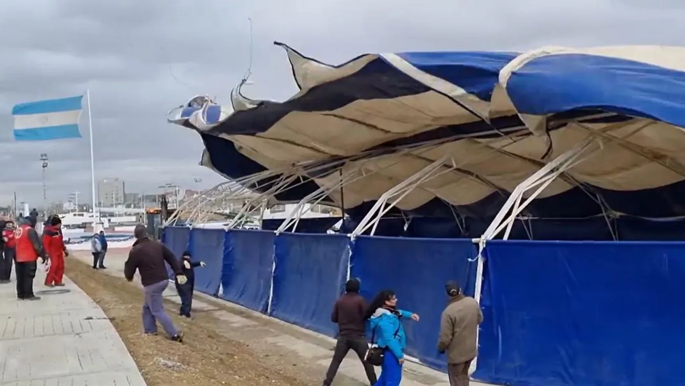 El viento, el gran enemigo en el armado de la Carpa de la Dignidad. (Foto: Captura de video de Miguel Vázquez)