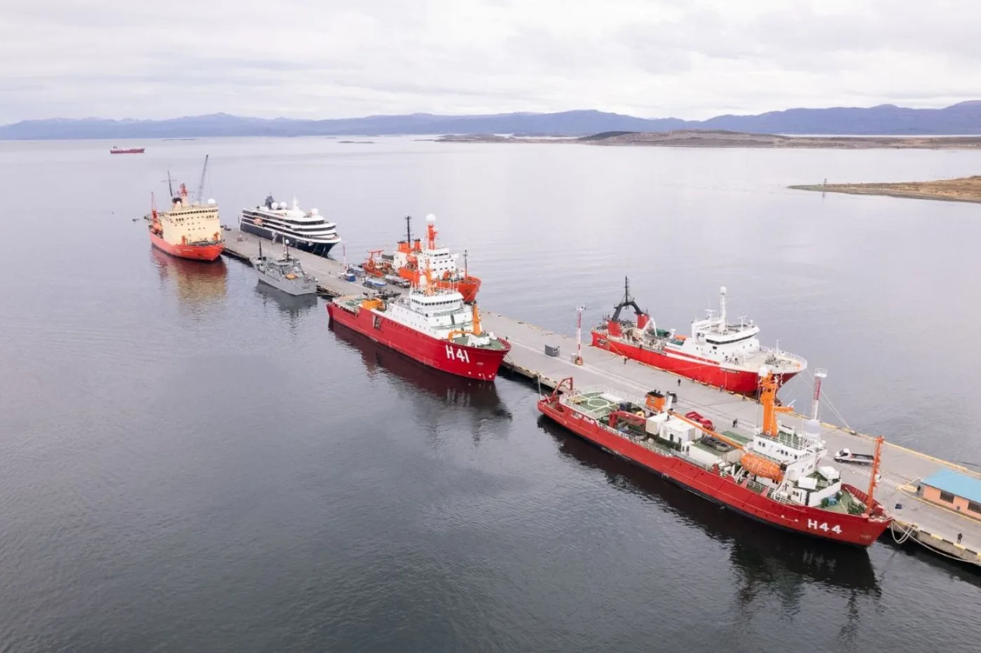 Amarre de embarcaciones pertenecientes a programas Antárticos en puerto de Ushuaia.