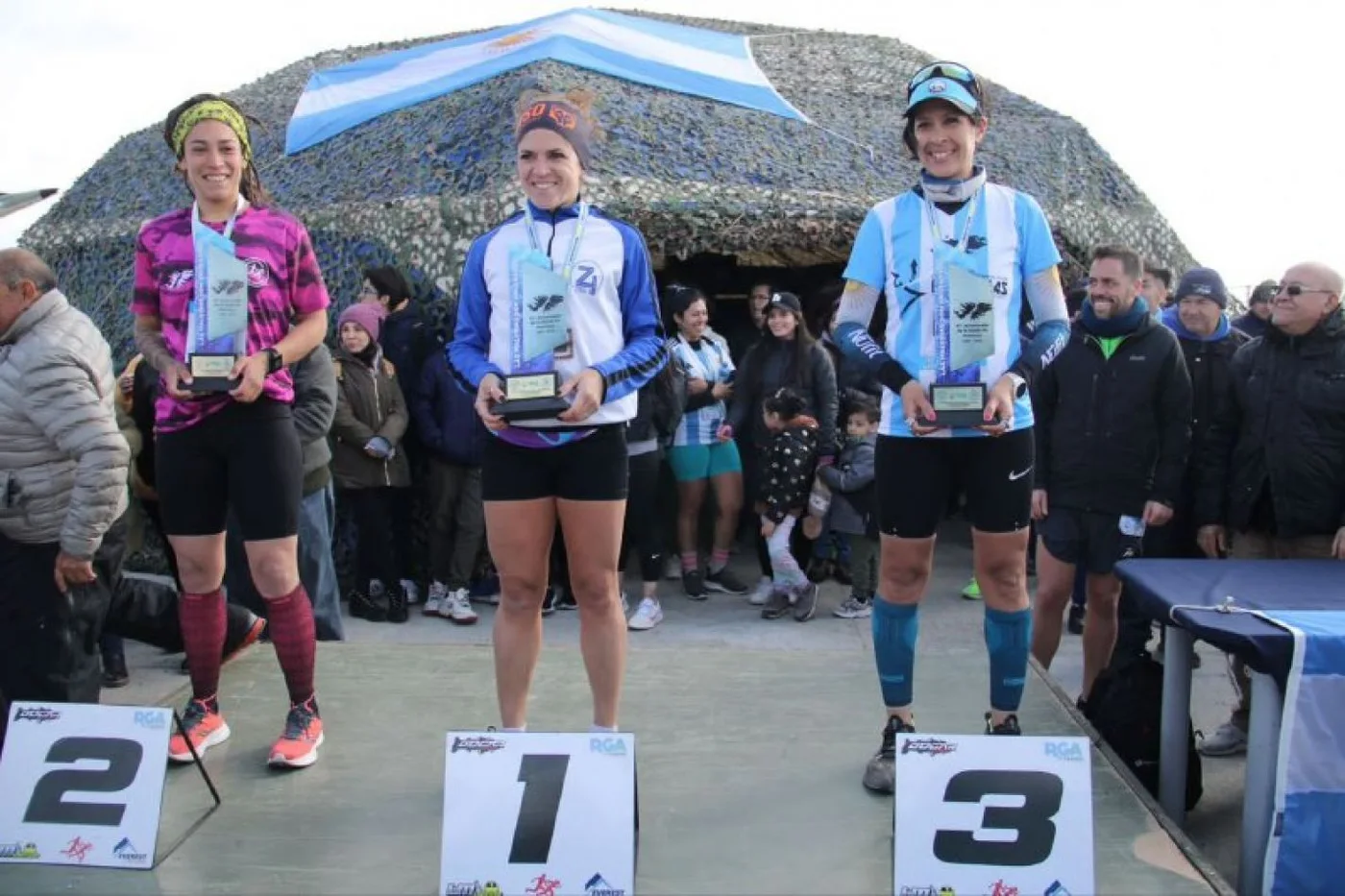 Entrega de premios a las ganadoras de la competencia .