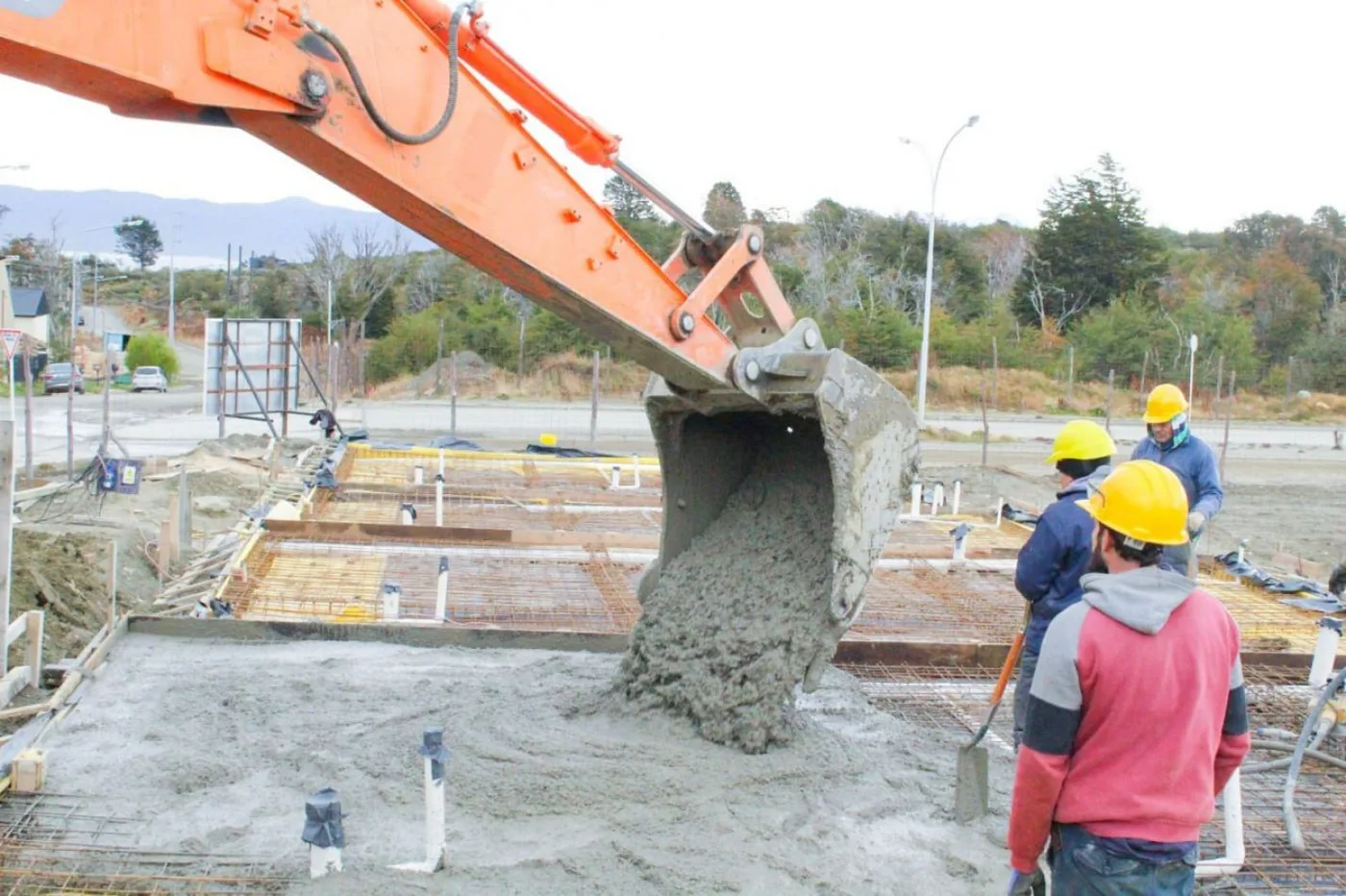 Tareas de hormigonado para la realización de las 32 plateas de las viviendas monoambiente y departamento.