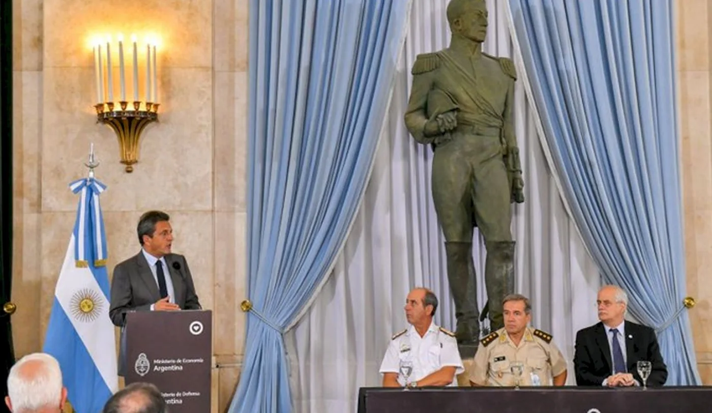 El ministro de Defensa, Jorge Taiana y el ministro de Economía, Sergio Massa, encabezaron un acto  junto a los jefes de las Fuerzas