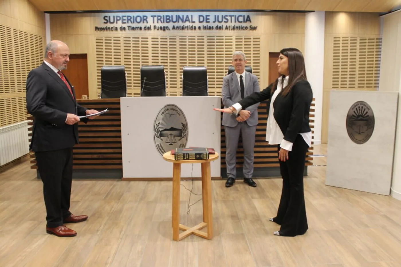El Dr. Gonzalo Sagastume le tomó juramento a la Dra. María Elena Guerrero.