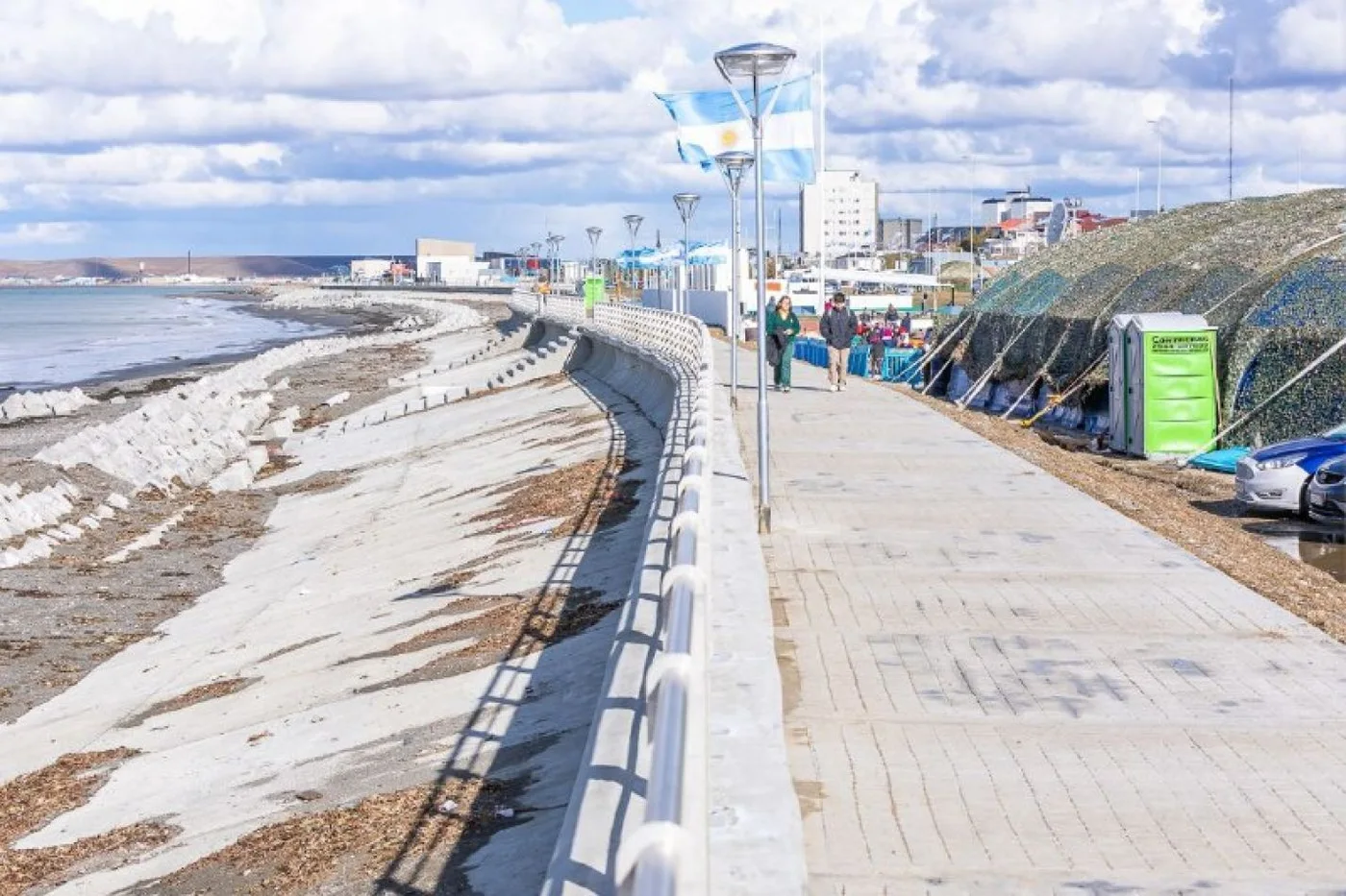 Trabajos finales en la obra del nuevo muro y paseo costero
