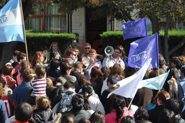 Gustavo Melella habla ante cientos de manifestantes que llegaron hasta la intendencia.