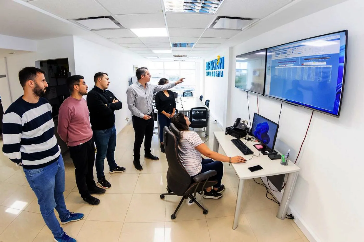 Martín Perez, junto a funcionarios, recorrió el centro de la Línea 147 de atención a vecinos.