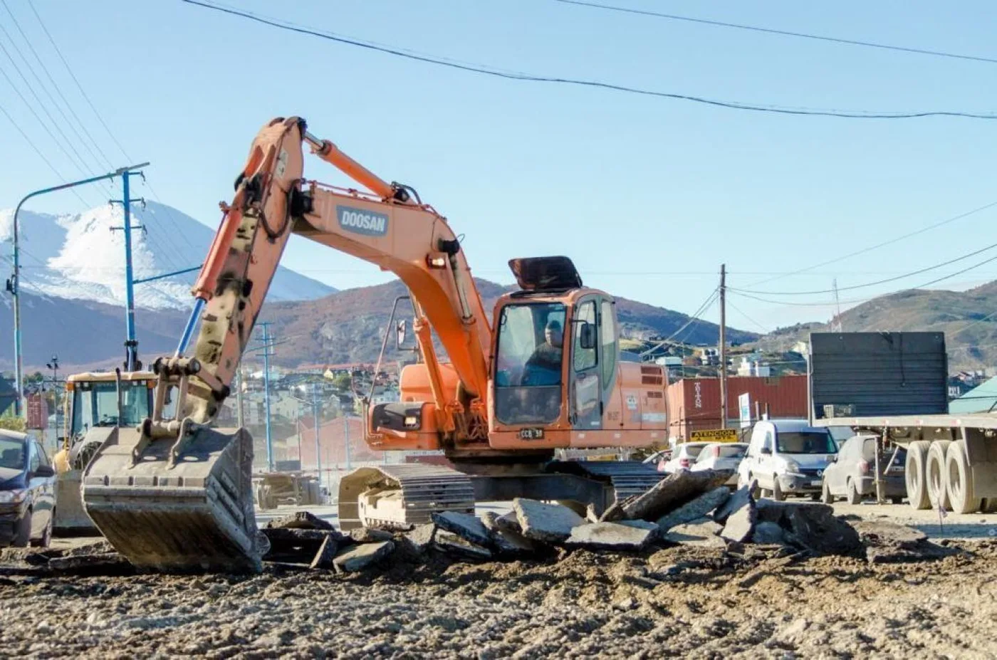 Trabajos de preparación de suelo y pavimentación del empalme de la avenida con el puente.