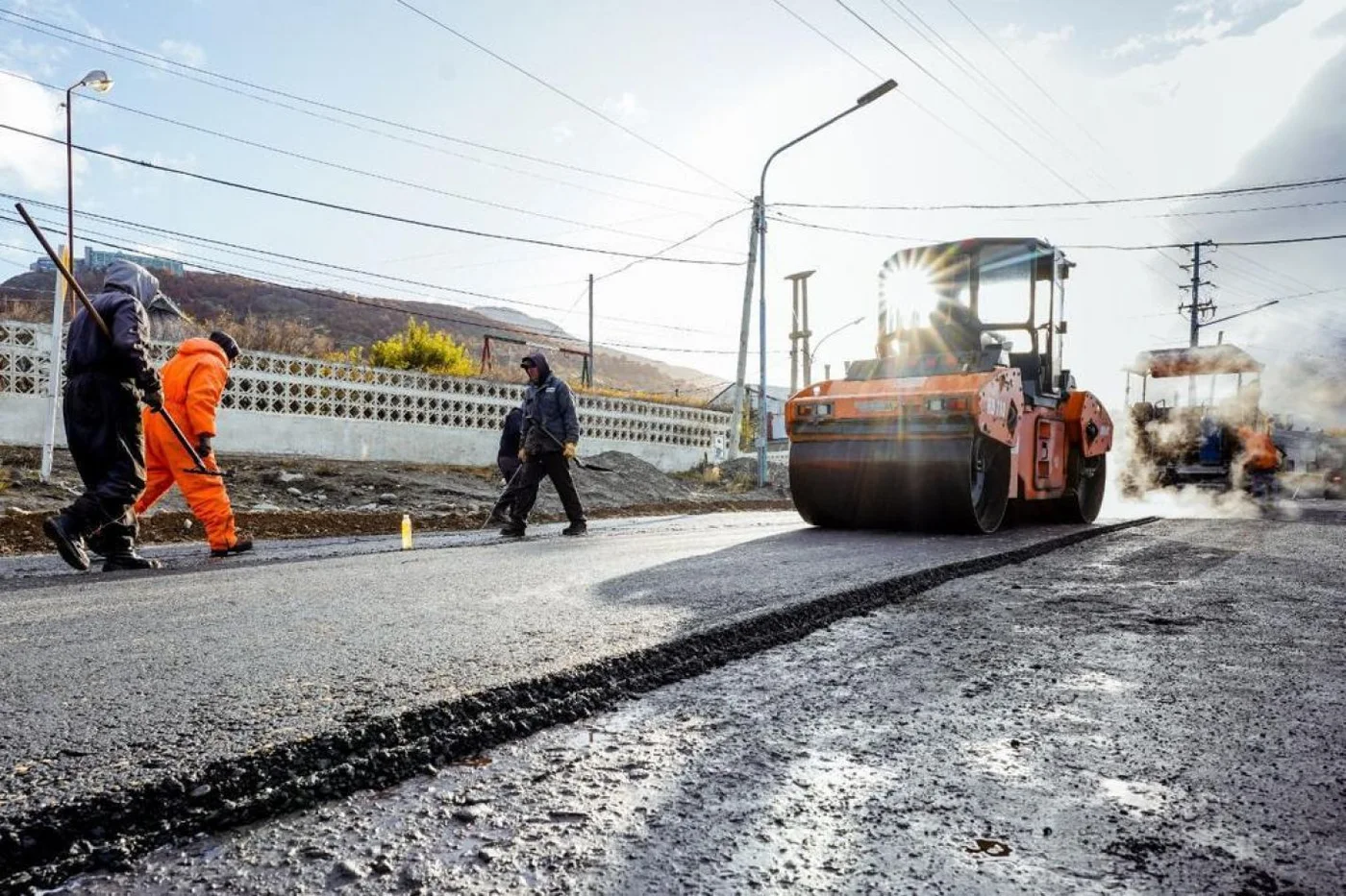 Municipalidad de Ushuaia llevó adelante la pavimentación del empalme  del puente sobre el arroyo Grande con la avenida Perito Moreno.