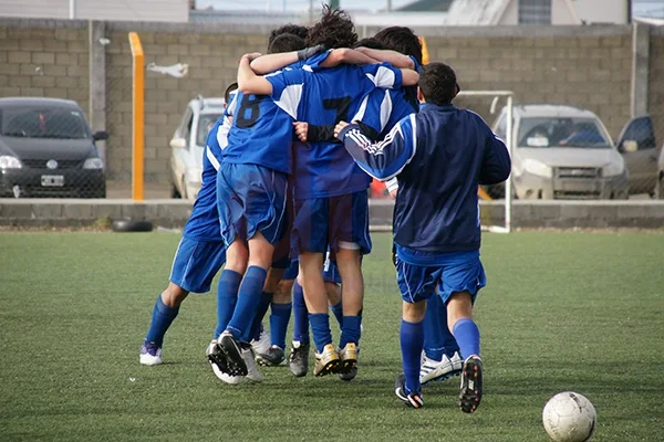 Los jugadores de Italiano celebran la merecida victoria ante Estrella Austral.