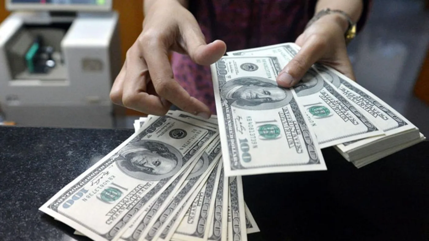 El dólar blue alcanzó un nuevo récord nominal y cerró en promedio a $418 .
