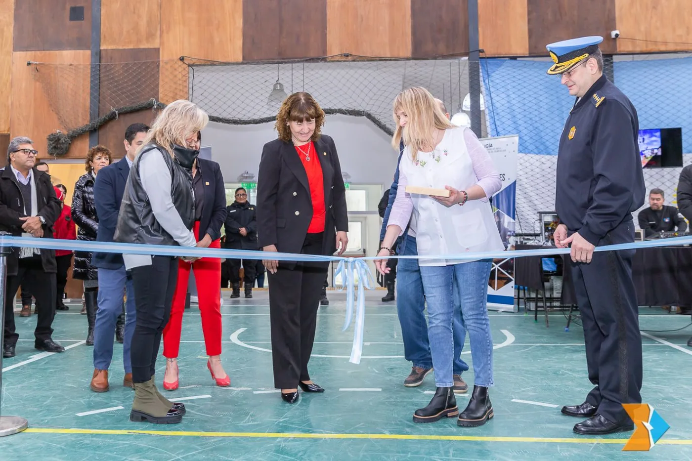Vicegobernadora Mónica Urquiza, al inaugurar la exposición que se realiza en el gimnasio de la escuela Nº 31.