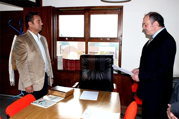 El Dr. Gonzalo Sagastume toma juramento a Jorge Lechman.