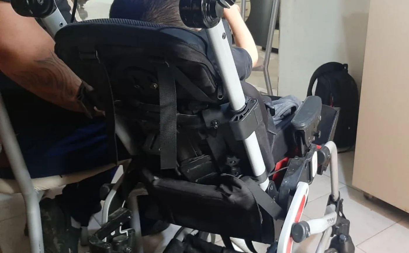 Falta de transporte especial afecta a niño con parálisis cerebral