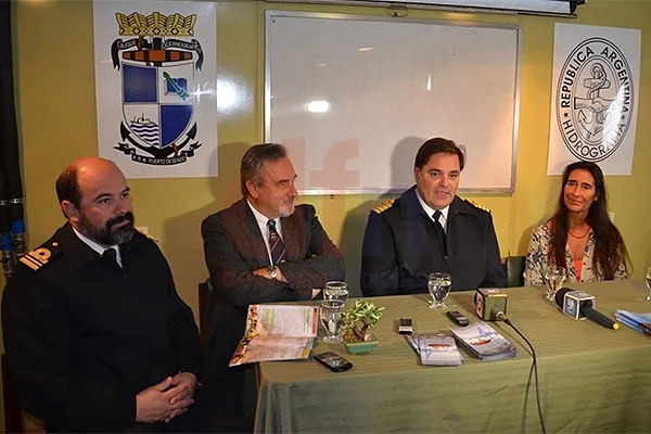 Rabassa (segundo desde la izquierda), participó en la conferencia de prensa.