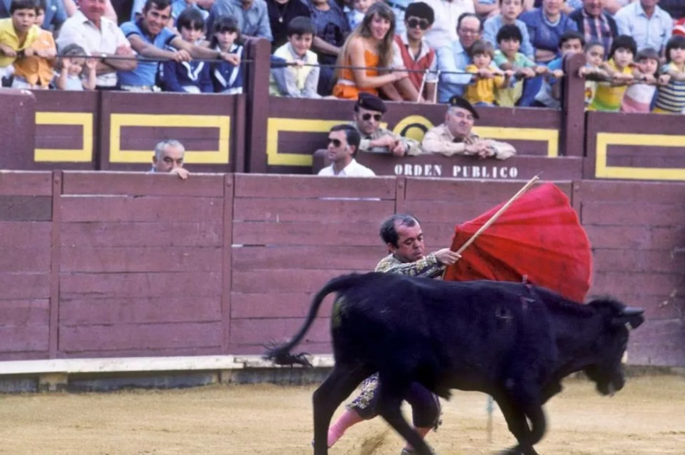 España prohíbe los shows con “enanos toreros” por considerarlos denigrantes para las personas con discapacidad.