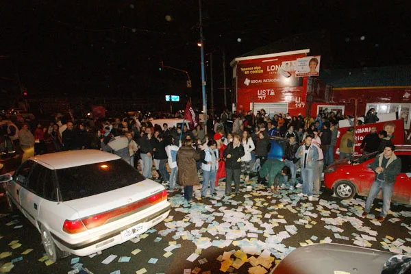 Los seguidores del PSP, a pleno celebran la victoria.