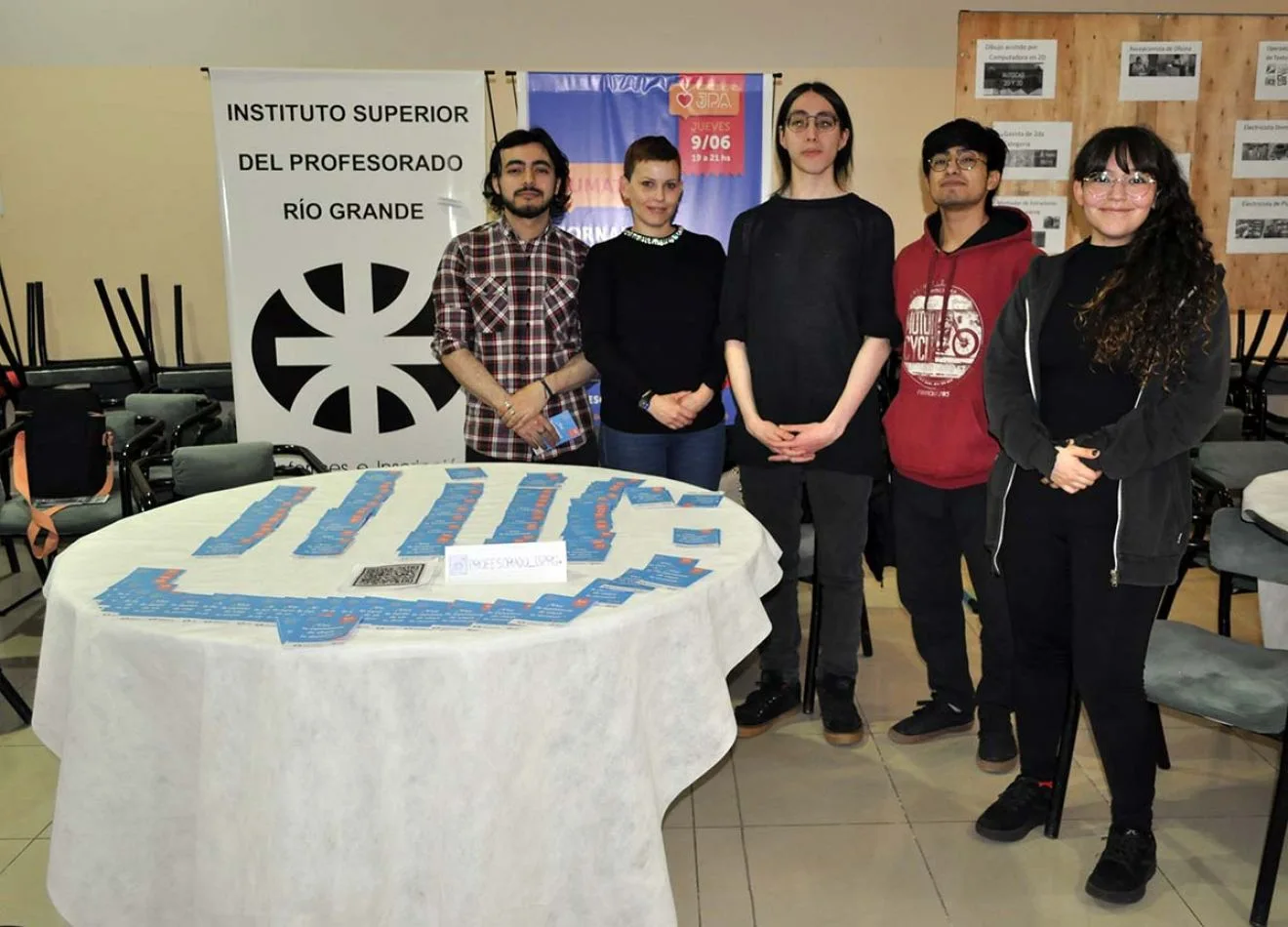Alumnos y docentes, en el stand que el ISPRG presentó en la Expo Carrera y Oficios.