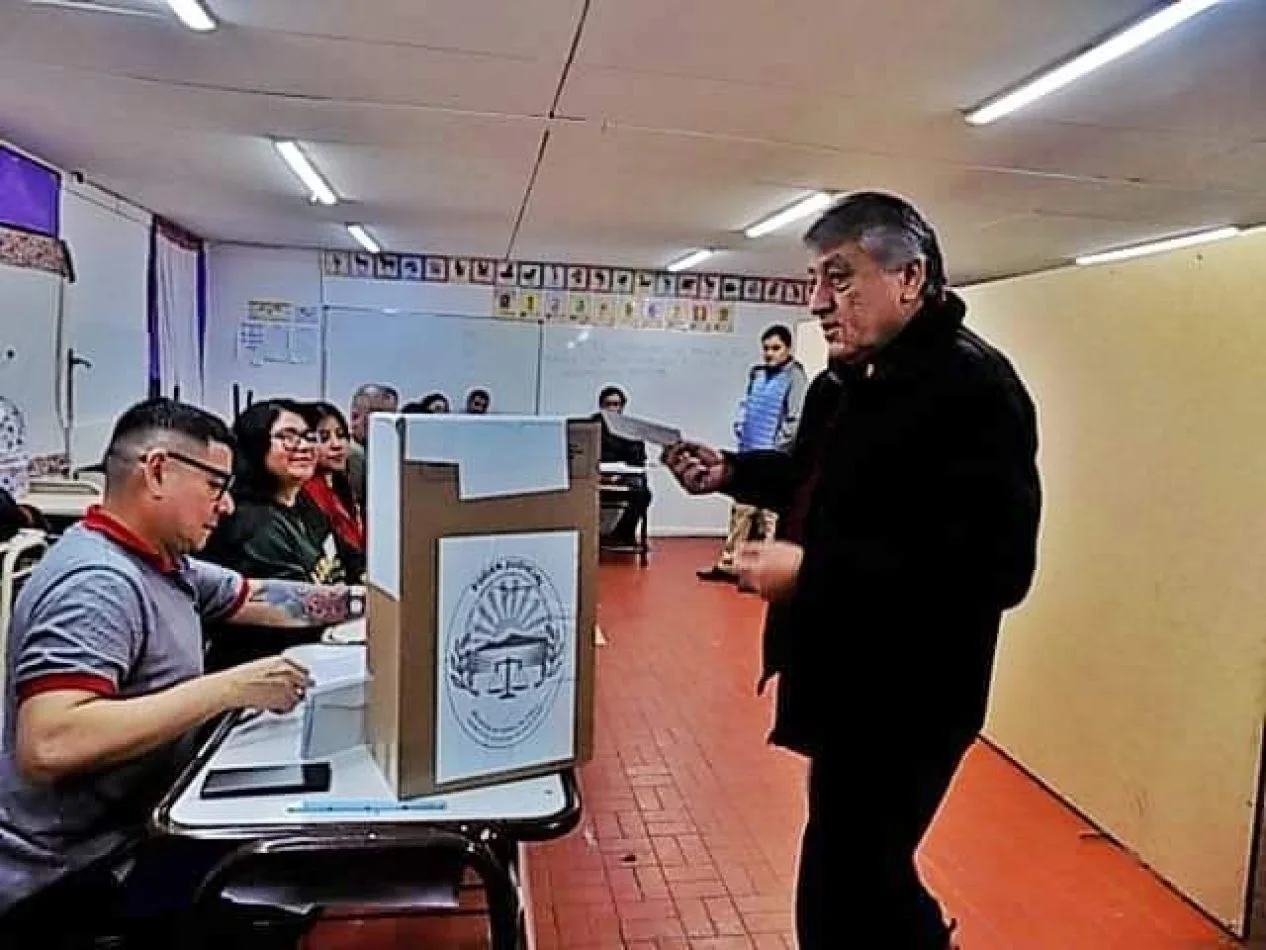 Claudio Queno emitió su voto en la escuela N°5 de la ciudad de Tolhuin.
