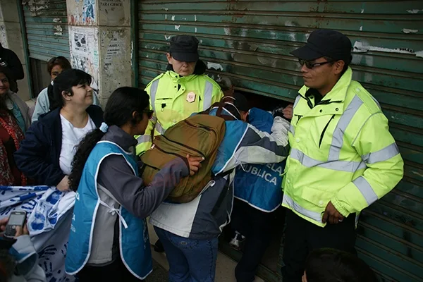Momento en que los docentes comenzaban la toma del edificio de la Dirección General de Rentas.
