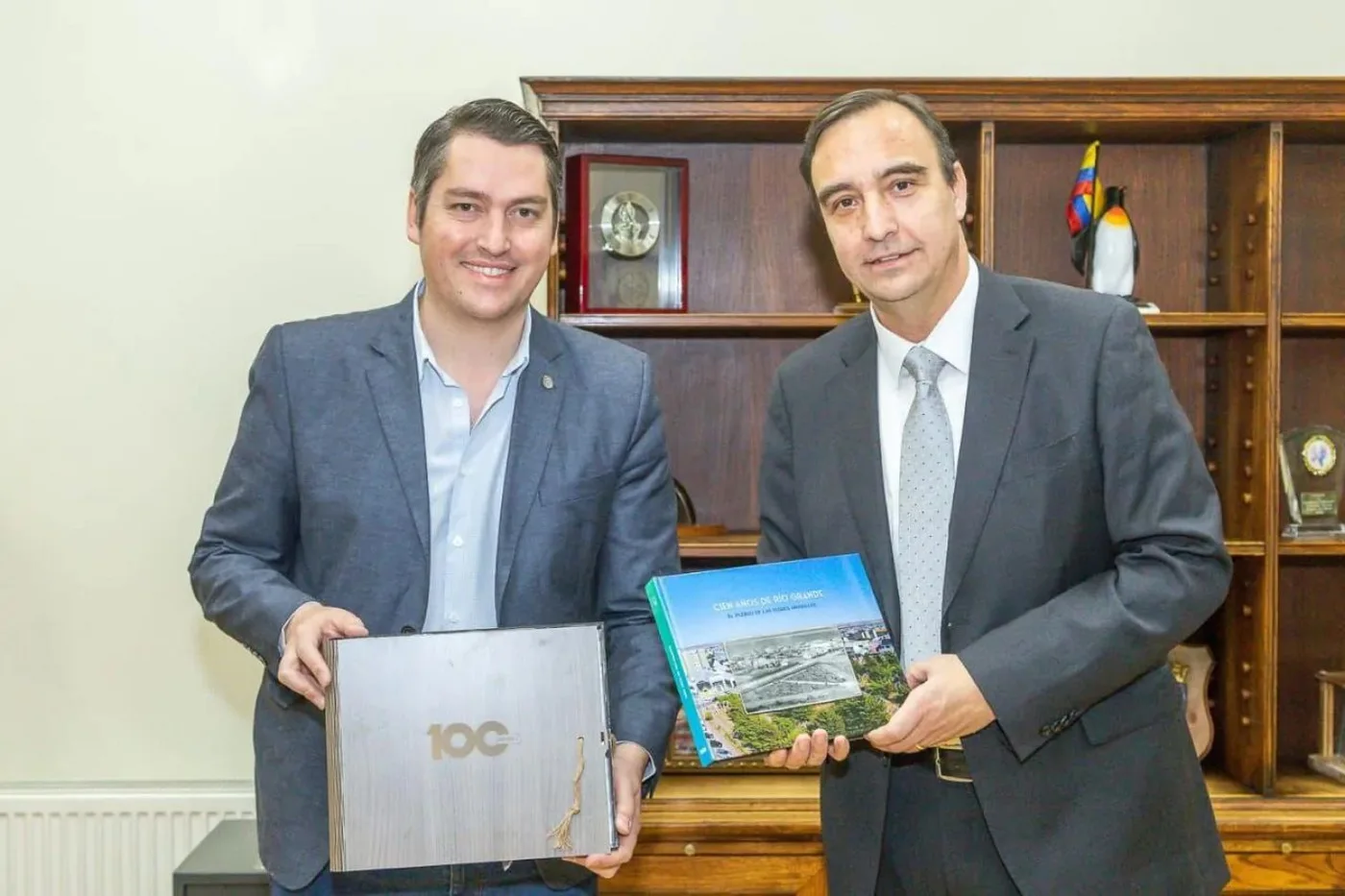 Acuerdo de hermanamiento firmado entre el intendente Martín Pérez y el gobernador Regional de Magallanes y de la Antártica Chilena, Jorge Flies Añon.
