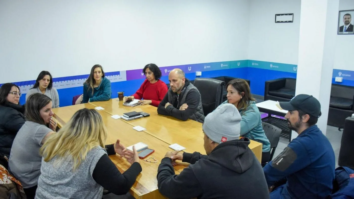 Primera reunión técnica  para avanzar con el techado de la pista de patinaje sobre hielo.