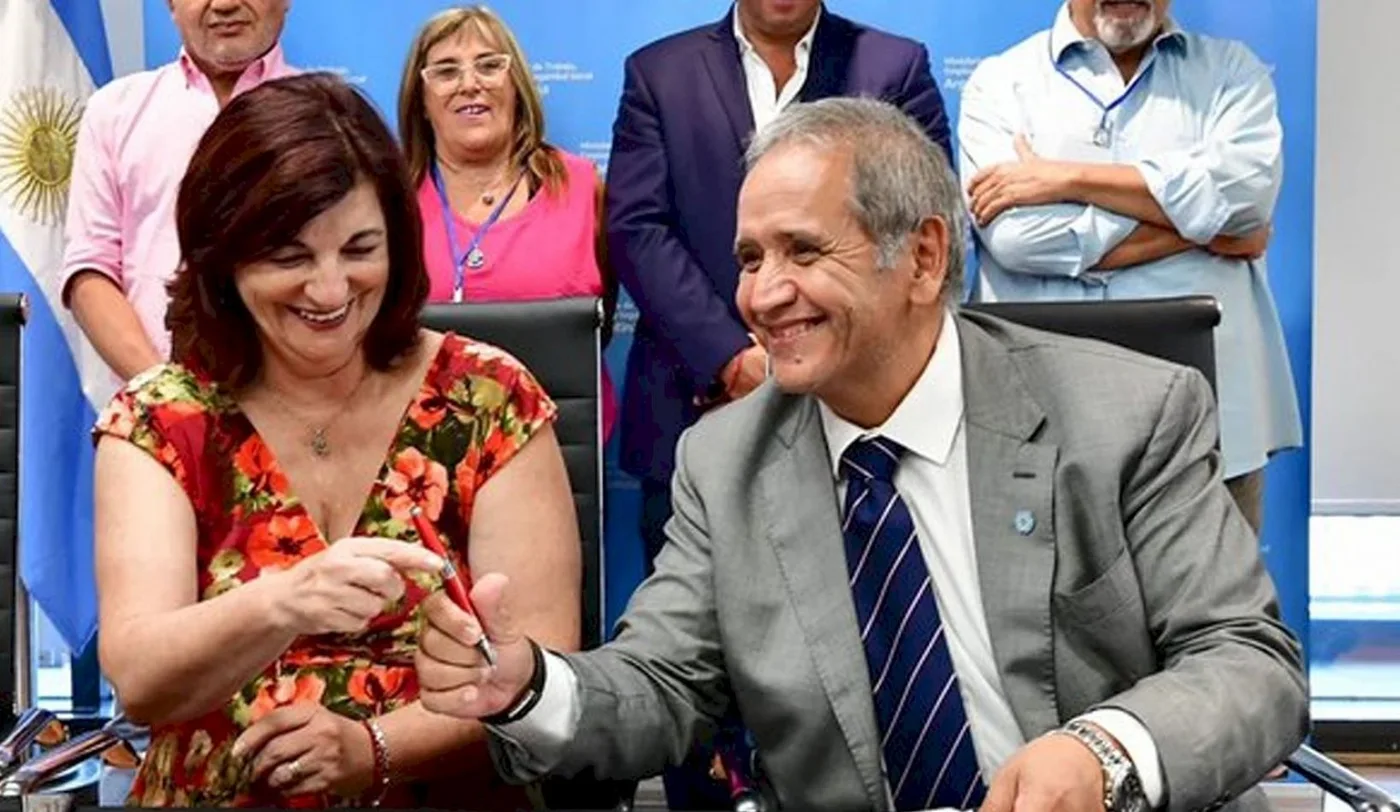 La Asociación Bancaria (AB) y las cuatro cámaras empresarias de la actividad convinieron hoy en el Ministerio de Trabajo una mejora salarial del 66%.