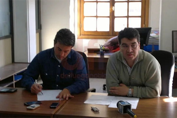 Catena y Arce encabezaron la conferencia de prensa de SUTEF en Ushuaia.