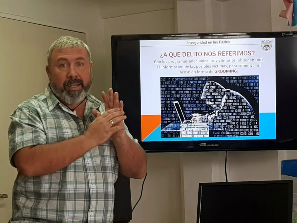 Lazzaroni advirtió sobre los riesgos de las redes sociales en los niños.