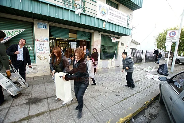 Pasadas las 19, los docentes comenzaron a retirar elementos del edificio de Rentas.