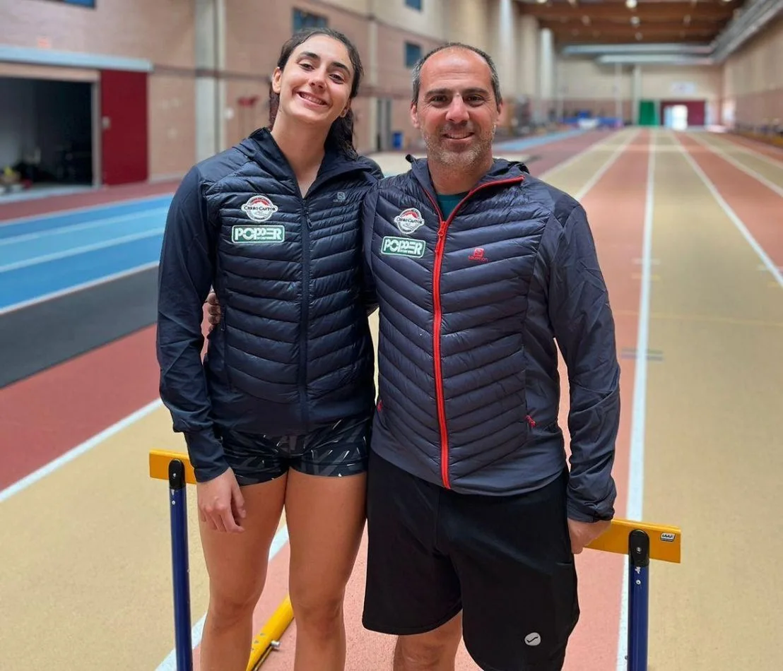 Renata Godoy, integrante de la Escuela Municipal de Atletismo, junto a su entrenador Lucas Doffo.