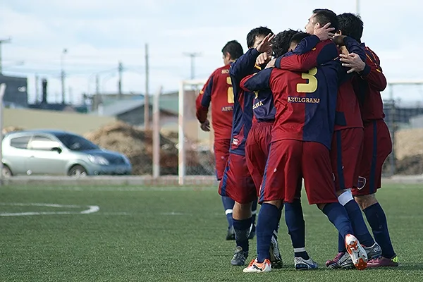 Todo Victoria festeja uno de los goles del abultado triunfo.