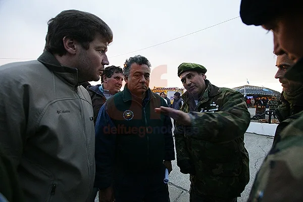 Gustavo Melella, en diálogo con los ex combatientes en la Carpa de la Dignidad.