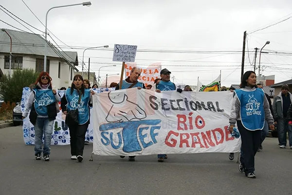 El sindicato docente planea marchar el 2 de abril en toda la provincia.