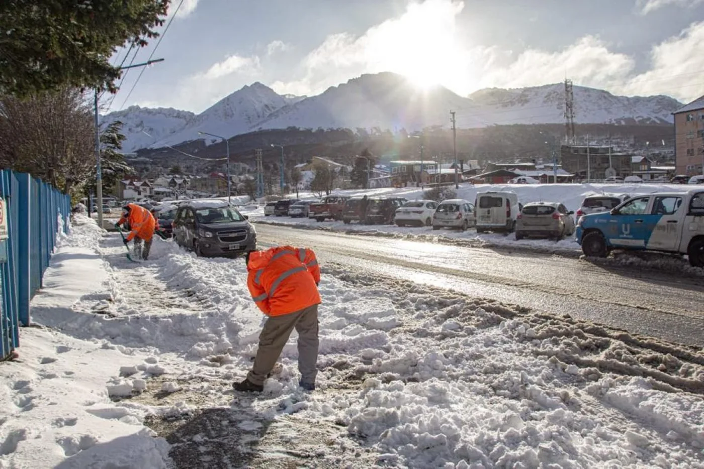 cuadrillas de la secretaría limpiando sectores de la ciudad de Ushuaia