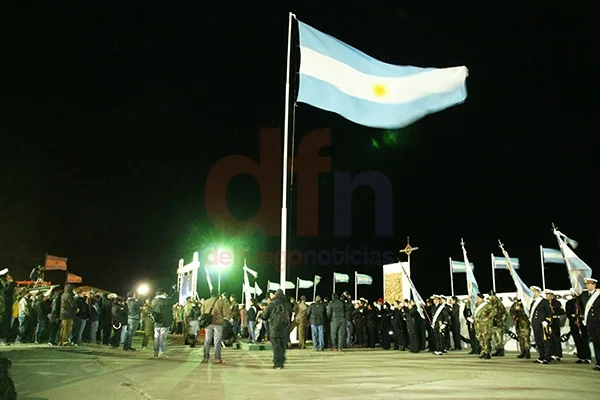La bandera flameaba en lo alto mientras se cantaba el Himno Nacional Argentino.